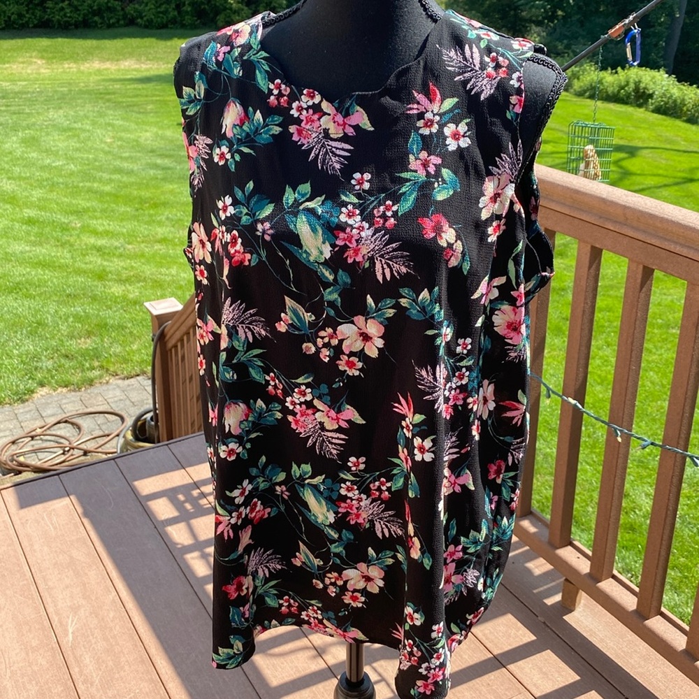 Pleione floral sleeveless top. Size L.